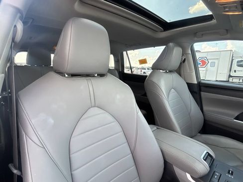 Used 2020 Toyota Highlander XLE FWD image 19