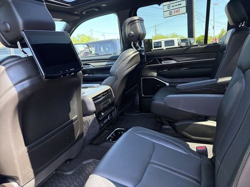 Used 2024 Jeep Wagoneer L Series III w/ Premium Group I AWD/4WD image 17