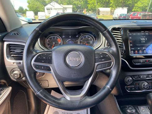 Used 2019 Jeep Cherokee Limited AWD/4WD image 16