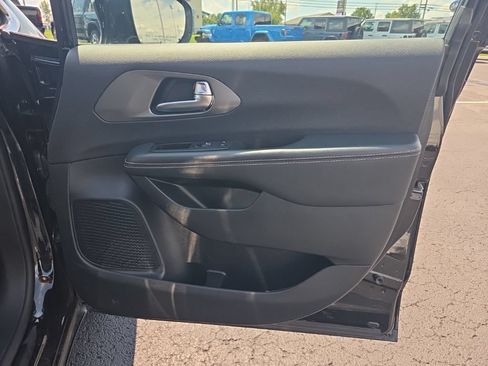 Used 2025 Chrysler Pacifica Select FWD image 16