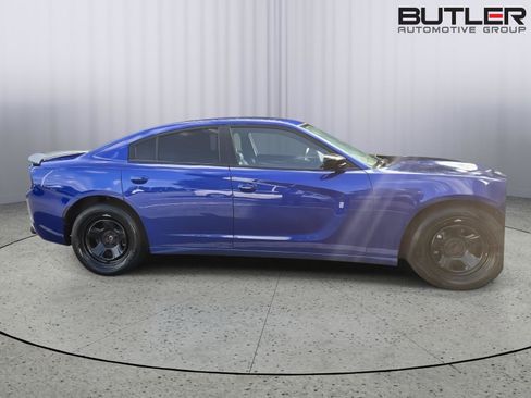 Used 2022 Dodge Charger SXT w/ Blacktop Package RWD image 3