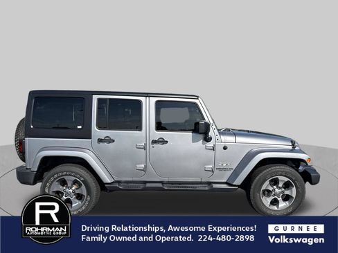 Used 2017 Jeep Wrangler Unlimited Sahara w/ Connectivity Group AWD/4WD image 11