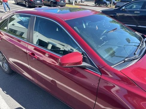 Used 2017 Toyota Camry SE w/ Moonroof Package FWD image 5