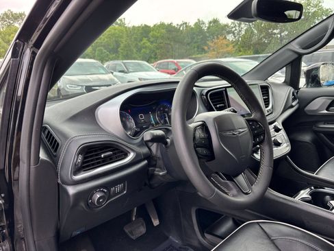 Used 2025 Chrysler Pacifica Limited FWD image 39