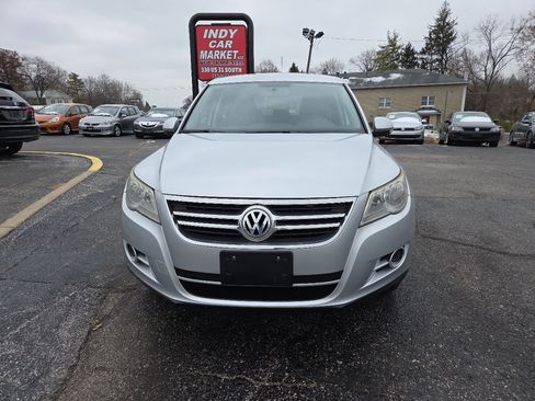 Used 2010 Volkswagen Tiguan S image 2
