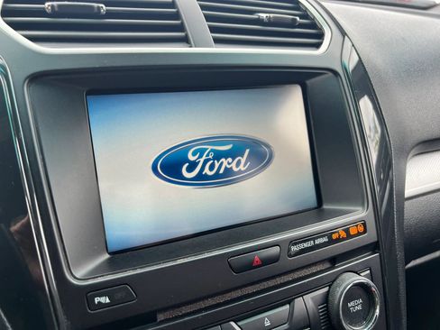 Used 2016 Ford Explorer XLT w/ Equipment Group 202A AWD/4WD image 38