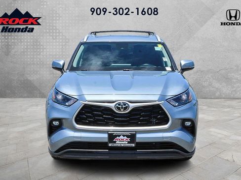 Used 2022 Toyota Highlander XLE FWD image 2
