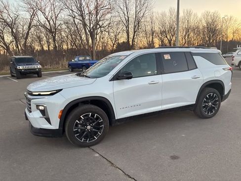 Used 2026 Chevrolet Traverse LT w/ Sun and Wheel Package image 2