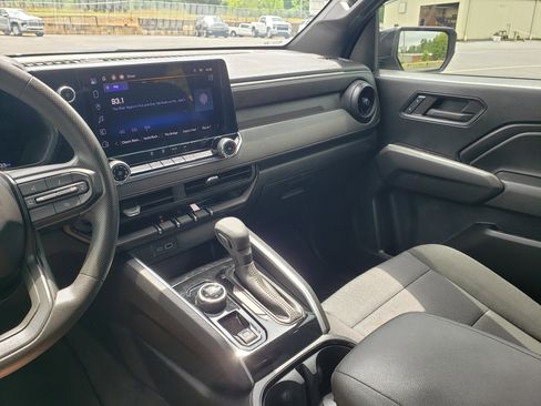 Used 2024 Chevrolet Colorado Trail Boss w/ Technology Package AWD/4WD image 18