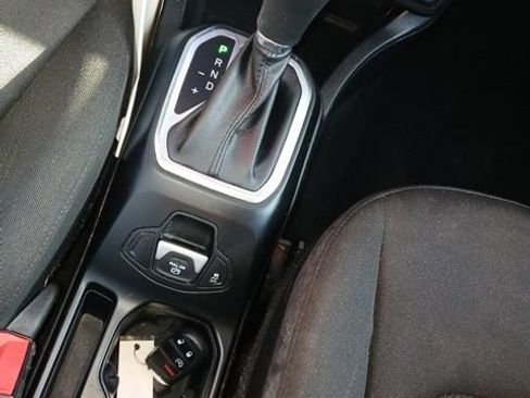 Used 2018 Jeep Renegade Altitude AWD/4WD image 19