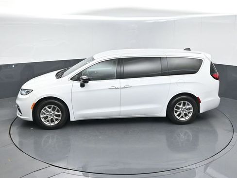 Used 2024 Chrysler Pacifica Touring-L FWD image 38