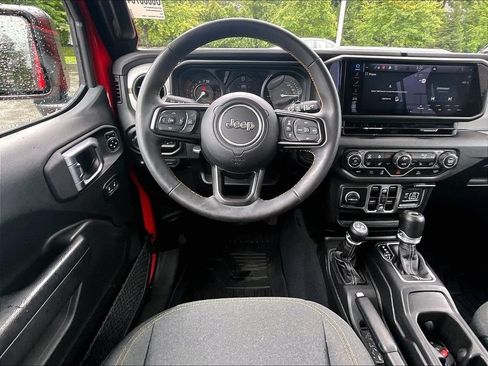 Used 2024 Jeep Wrangler Unlimited w/ Convenience Group AWD/4WD image 17