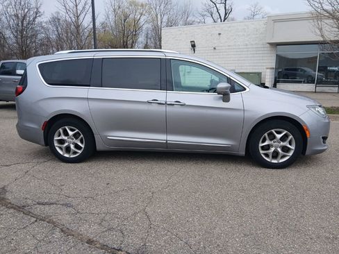 Certified 2019 Chrysler Pacifica Touring-L w/ Advanced Safetytec Group image 4