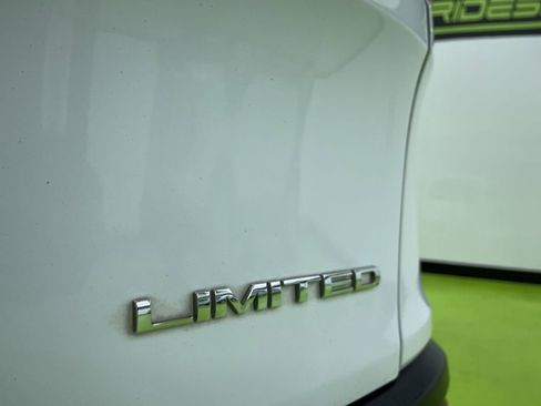 Used 2017 Jeep Cherokee Limited image 14