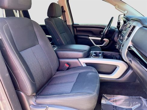 Used 2019 Nissan Titan SV w/ SV Convenience Package image 29