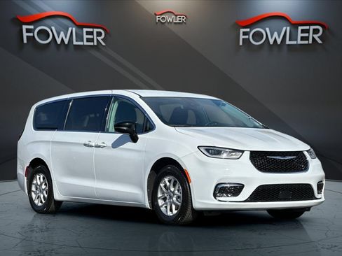 Used 2024 Chrysler Pacifica Touring-L FWD image 7