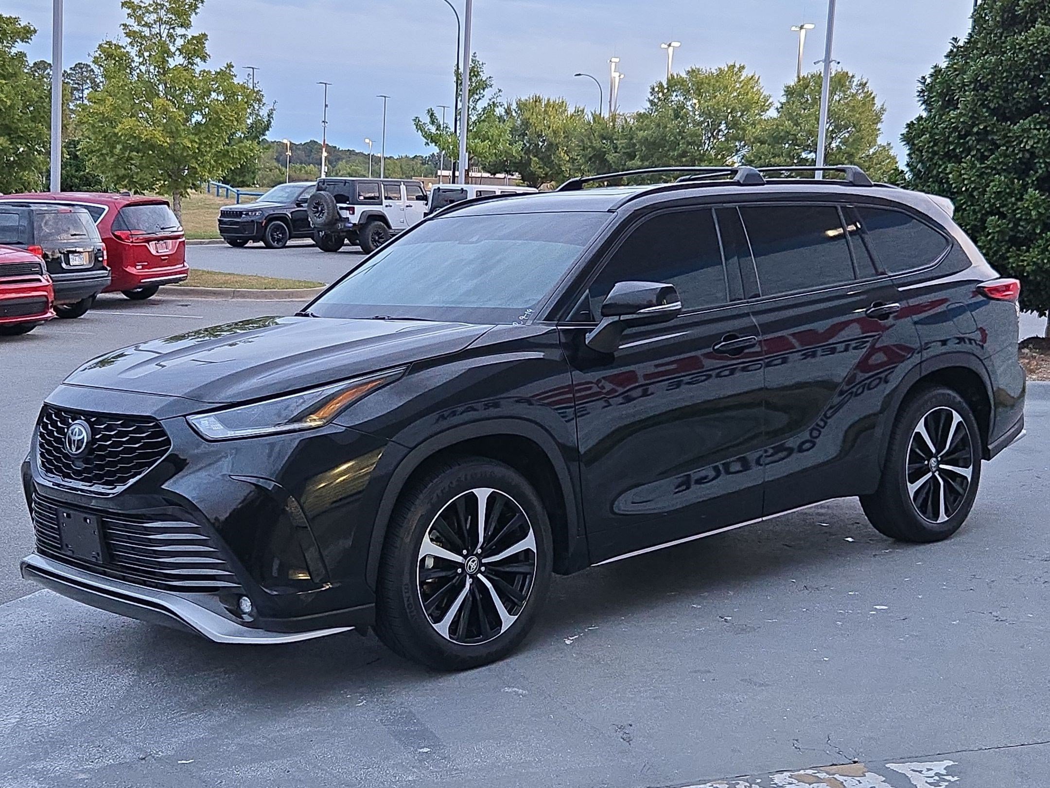 Used 2021 Toyota Highlander XSE FWD image 3