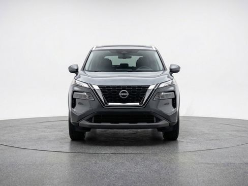 Used 2025 Nissan Rogue SV image 2