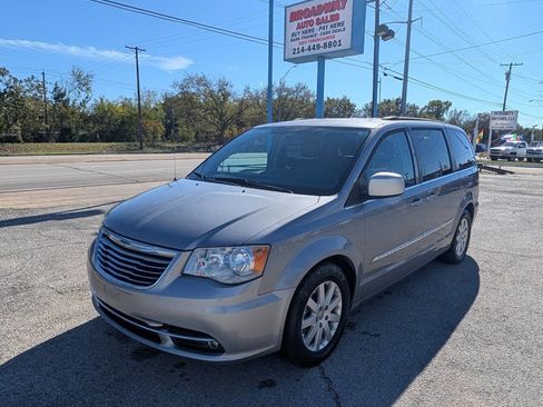 Used 2016 Chrysler Town & Country Touring image 1