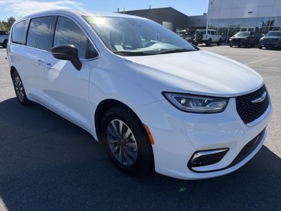 Used 2024 Chrysler Pacifica Limited