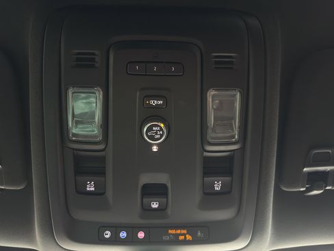 Used 2021 Chevrolet Suburban LT image 19