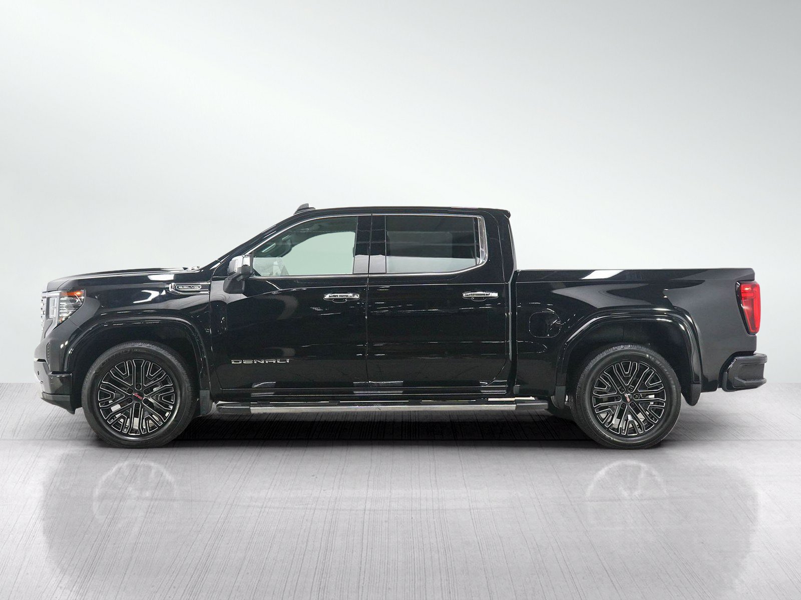 Used 2023 GMC Sierra 1500 Denali w/ Technology Package AWD/4WD image 2