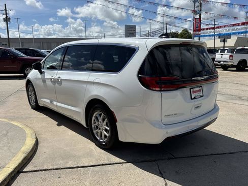 Used 2024 Chrysler Pacifica Touring-L FWD image 5