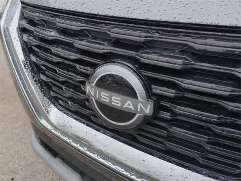 Used 2023 Nissan Rogue SV image 12