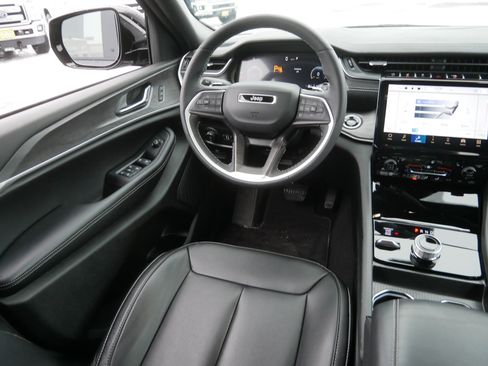 Used 2025 Jeep Grand Cherokee Limited w/ Trailer Tow Package image 9