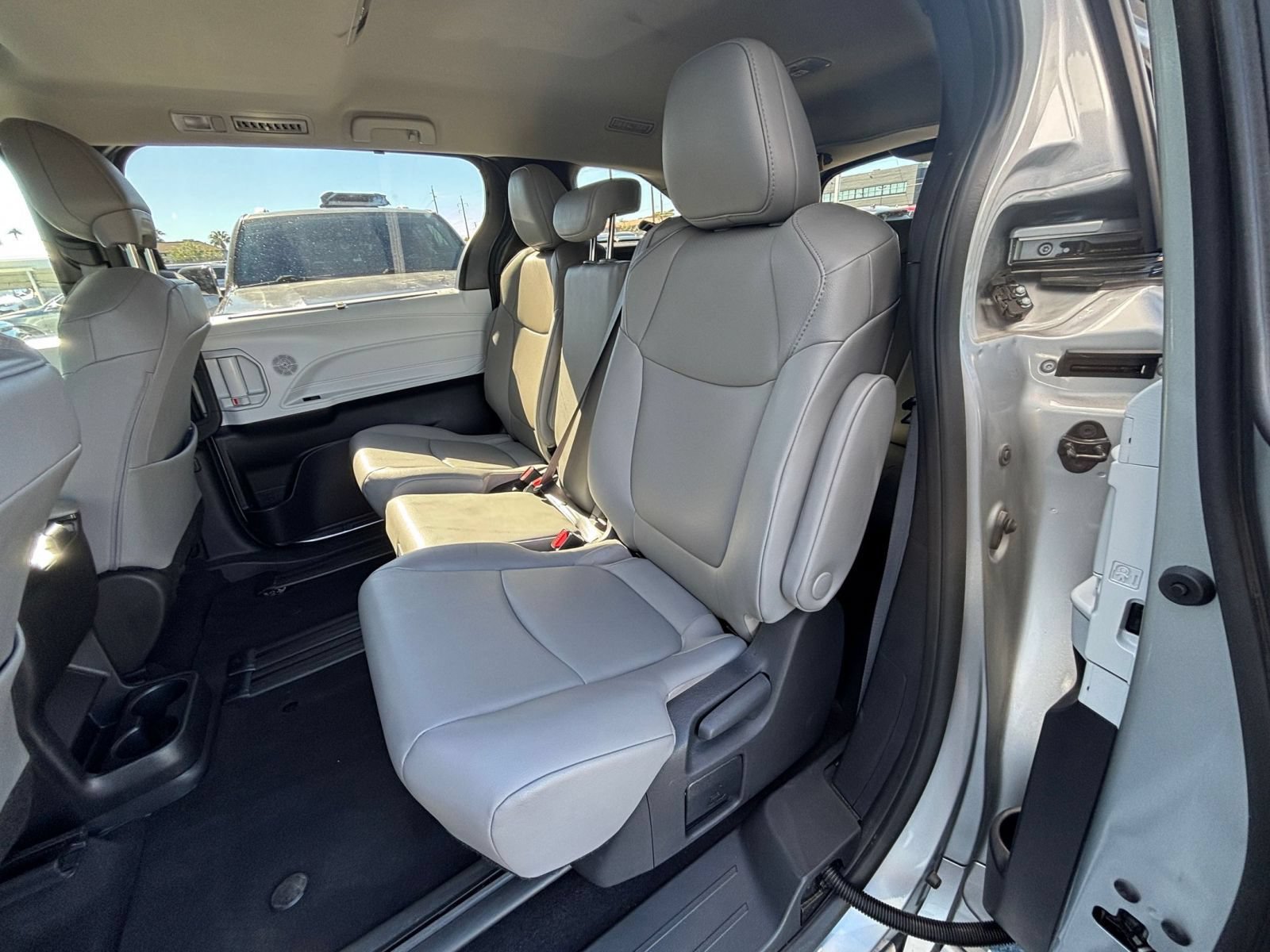 Used 2025 Toyota Sienna XLE FWD image 39