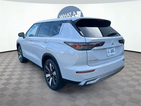 New 2025 Mitsubishi Outlander SE image 5