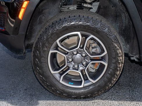 Used 2023 Jeep Grand Cherokee Trailhawk w/ Luxury Tech Group III image 39