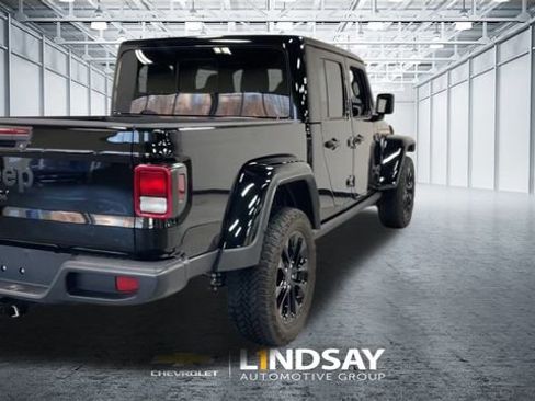 Used 2025 Jeep Gladiator Sport image 9