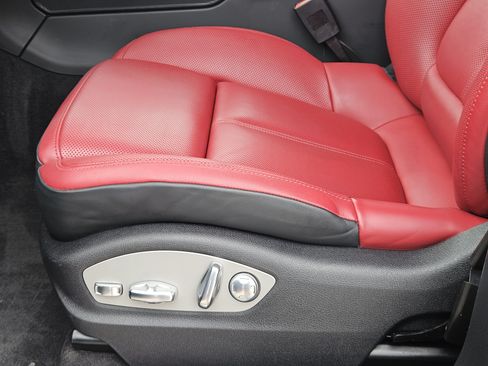 Certified 2023 Porsche Macan S AWD/4WD image 23