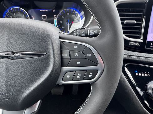 New 2025 Chrysler Pacifica Select FWD image 17