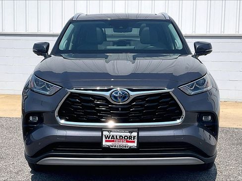 Used 2024 Toyota Highlander Platinum AWD/4WD image 3