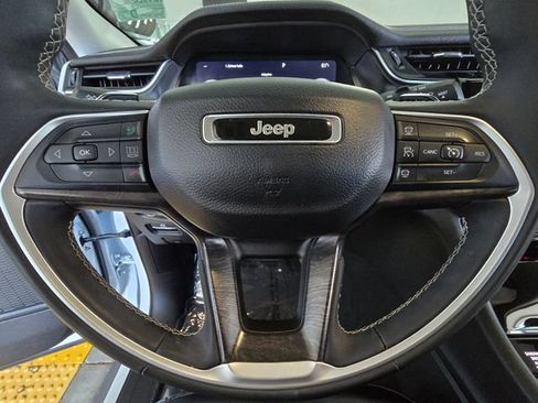 Certified 2023 Jeep Grand Cherokee Limited w/ Black Appearance Package AWD/4WD image 13