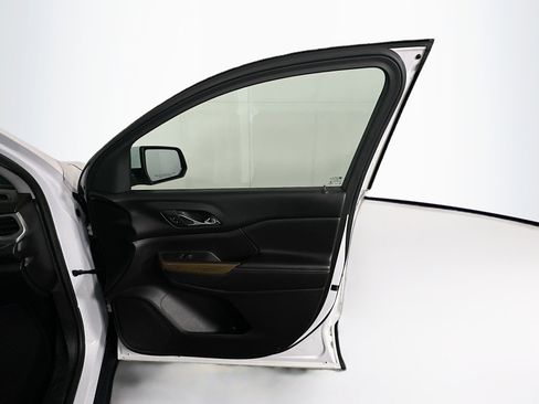 Used 2018 GMC Acadia SLE image 32