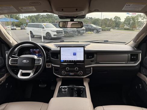 Used 2024 Ford Expedition XLT RWD image 3