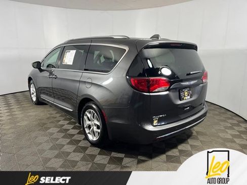 Used 2018 Chrysler Pacifica Touring-L Plus w/ Tire & Wheel Group FWD image 7
