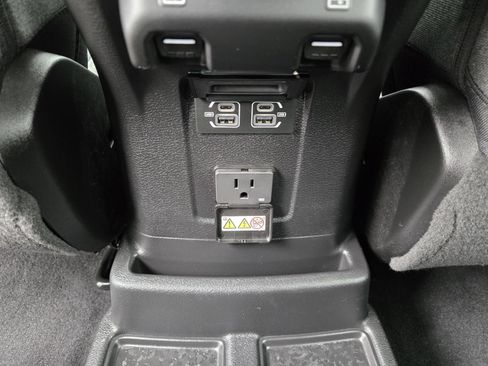 Used 2025 Jeep Wrangler Unlimited Sahara AWD/4WD image 30