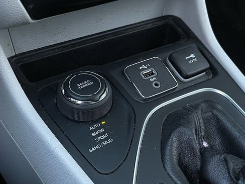 Used 2021 Jeep Cherokee Latitude Plus image 20