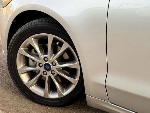 Used 2017 Ford Fusion SE w/ Fusion SE Technology Package image 9