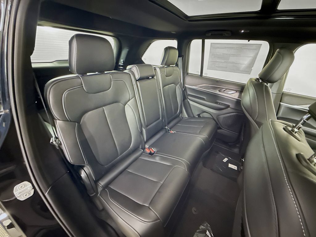 Certified 2025 Jeep Grand Cherokee Limited w/ Luxury Tech Group II RWD image 31