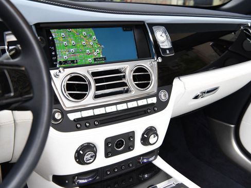 Used 2020 Rolls-Royce Dawn image 16