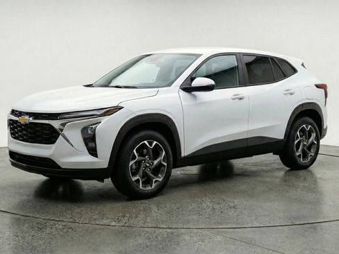 Used 2025 Chevrolet Trax LT w/ LT Convenience Package image 3