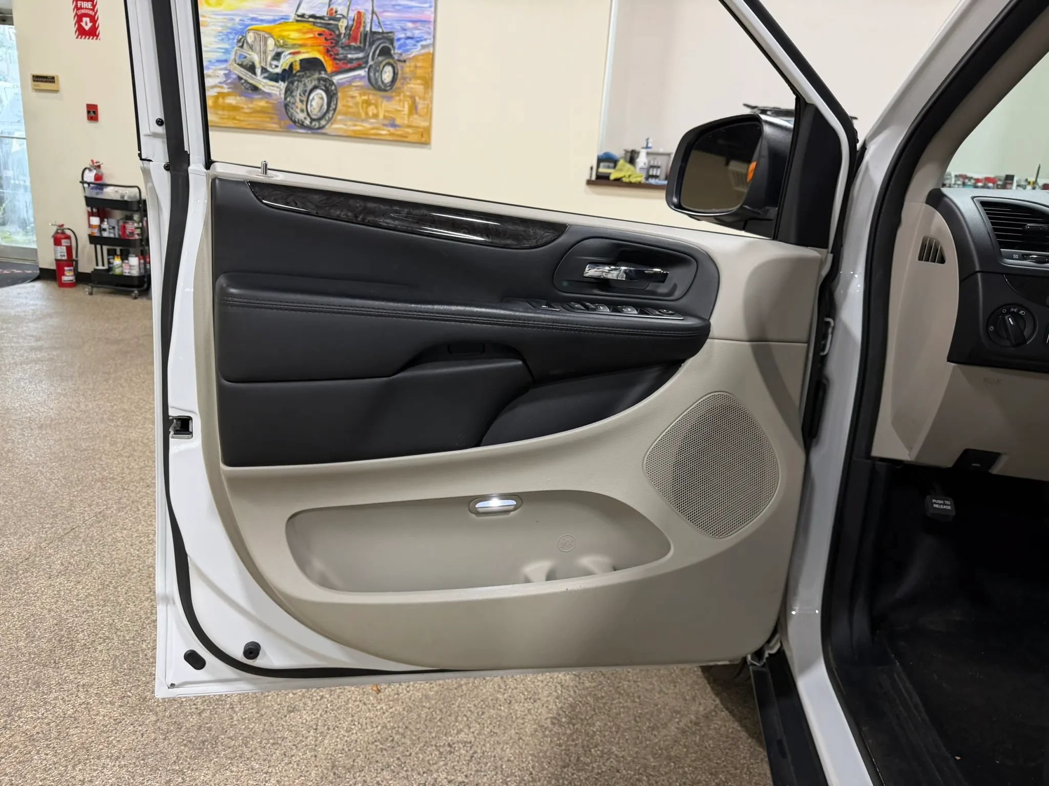 Used 2018 Dodge Grand Caravan SE FWD image 24