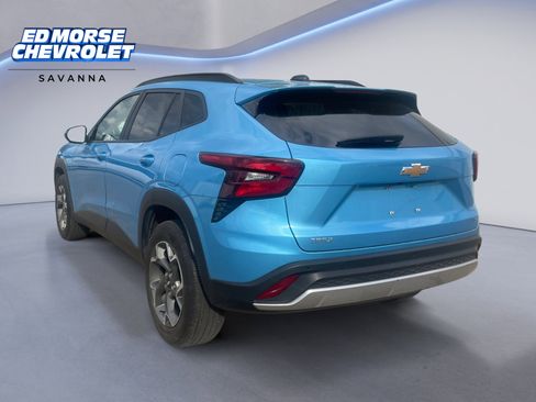 Used 2025 Chevrolet Trax LT w/ Sunroof Package FWD image 3