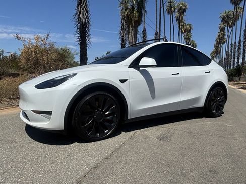 Used 2023 Tesla Model Y Performance AWD/4WD image 2
