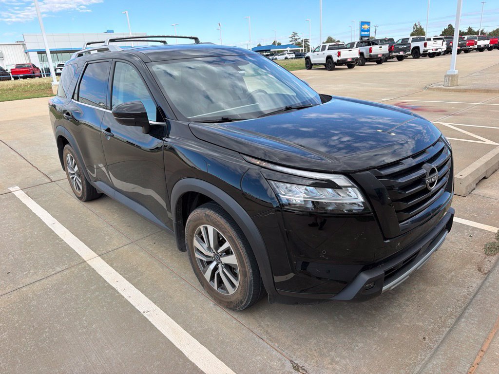 Used 2023 Nissan Pathfinder SL w/ Black Appearance Package FWD image 3